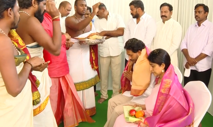  Priests Give Blessings To Cm Jagan Couple On Ugadi Festival, Priests ,blessings-TeluguStop.com
