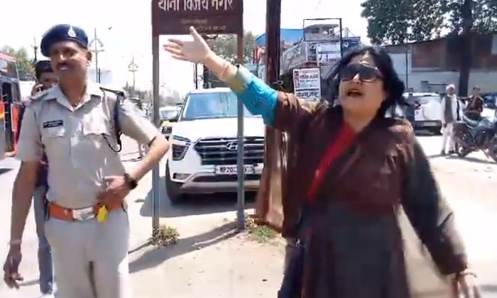  Video Viral: Lady Teacher Caught For Not Wearing A Helmet.. Finally..?, Viral V-TeluguStop.com
