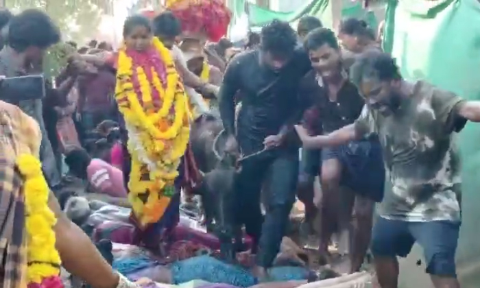  Strange Buffalo Ritual At Aminabad Poleramma Jatara, Strange Buffalo Ritual ,ami-TeluguStop.com