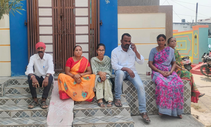  Woman Protest Infront Of Boy Friend House In Suryapet District, Woman Protest ,-TeluguStop.com