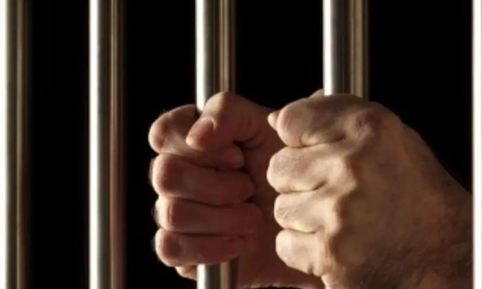  A Chinese Man Who Bought 4,600 Phones For Views Was Jailed If Cut, Youtubers, Vi-TeluguStop.com