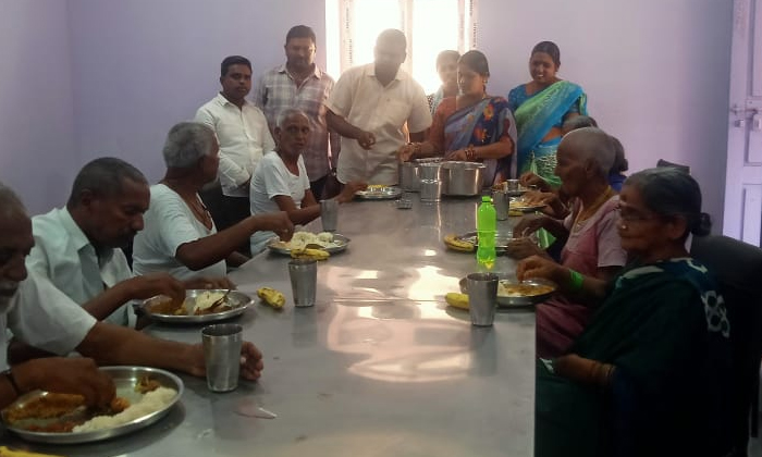  A Son's Gift In Memory Of His Father, Rajanna Sircilla District, Donates Food, Y-TeluguStop.com