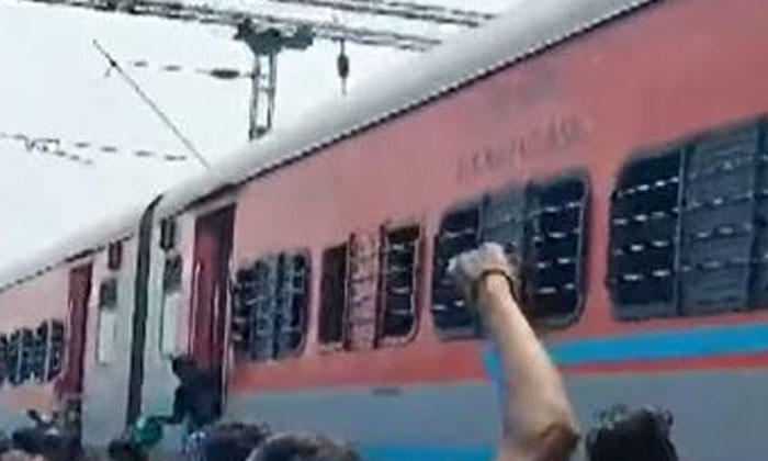  Smoke In Coromandel Express Train.. Passengers In Panic ,coromandel Express , P-TeluguStop.com