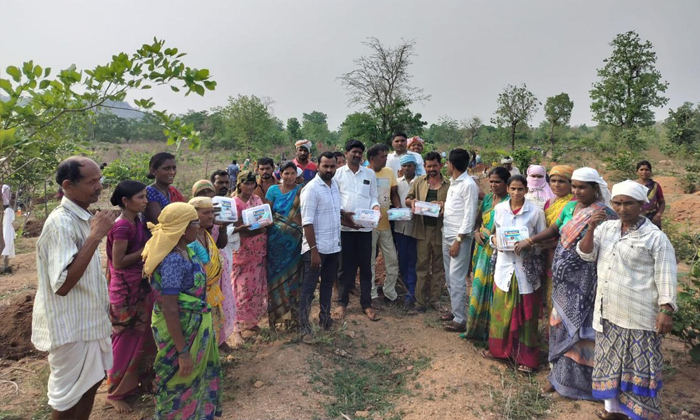  Ashwini Hospital Distributed First Aid Kits To Laborers, Ashwini Hospital ,first-TeluguStop.com