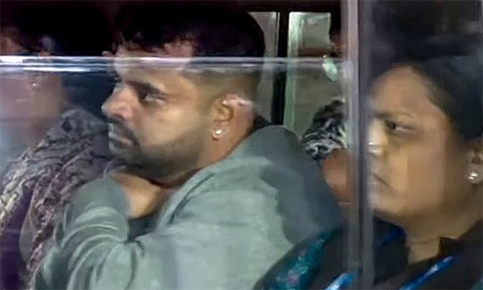  Hasan Mp Prajwal Revanna In Sit Custody Details, Bengaluru Airport, Hasan Mp Pra-TeluguStop.com