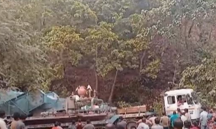  Heavy Lorry Stuck On Maredumilli Ghat Road Plight Of Motorists , Maredumilli Gha-TeluguStop.com