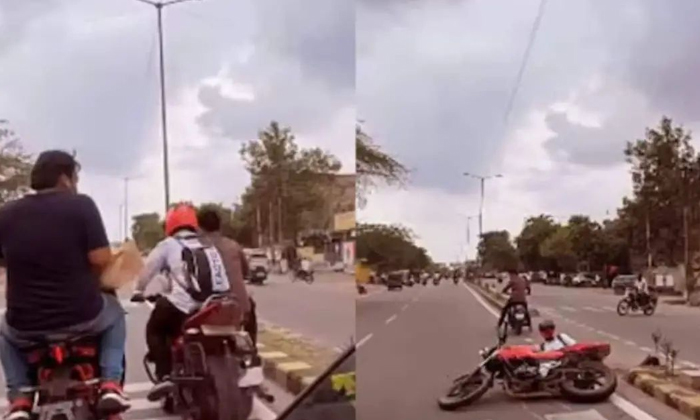  If You See The Video Of The Royal Enfield Bike That Came At Speed And Fell Down,-TeluguStop.com