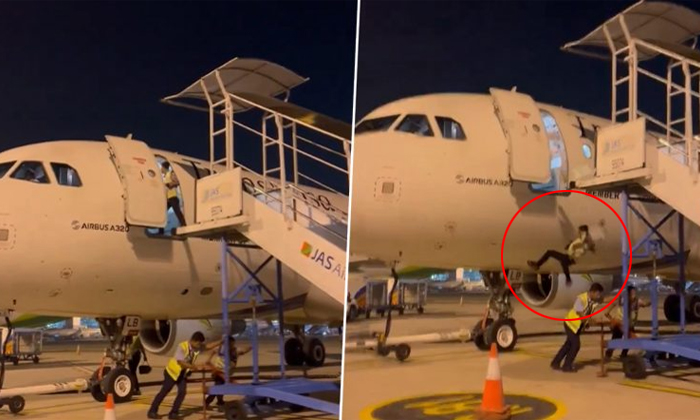  Man Falls Off Plane In Indonesia After Staff Pull Back Stairs Video Viral Detail-TeluguStop.com