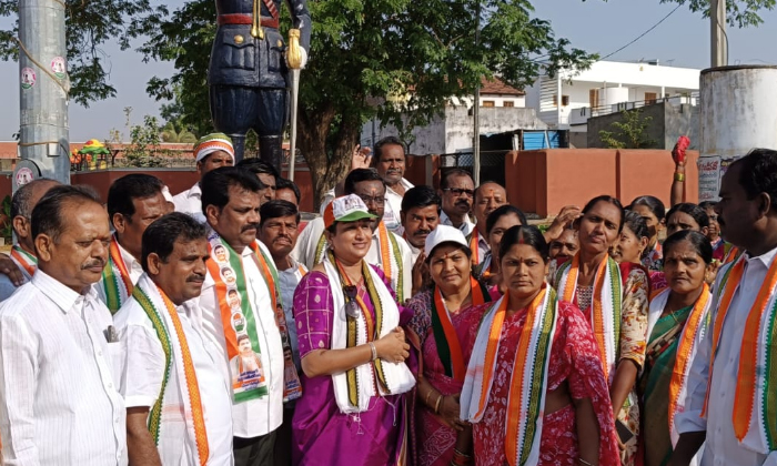  Oggu Rajitha Yadav Joined The Congress Party, Oggu Rajitha Yadav , Congress Part-TeluguStop.com