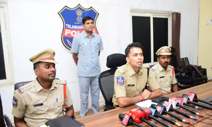  Parents Arrested For Murder Of Mentally Unstable Daughter Remanded, Parents Arre-TeluguStop.com