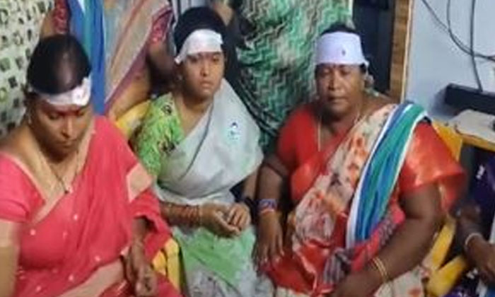  Tension In Shirigiripadu Of Palnadu District.. Stone Attack On Ycp Leaders ,pin-TeluguStop.com