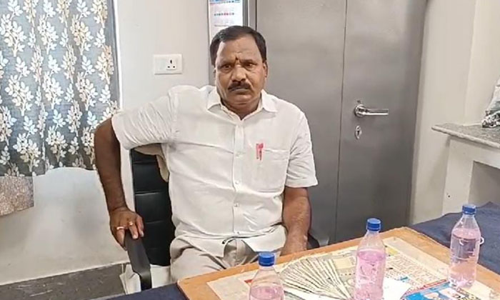  Senior Assistant Caught By Acb While Taking Bribe, Senior Assistant , Acb ,brib-TeluguStop.com