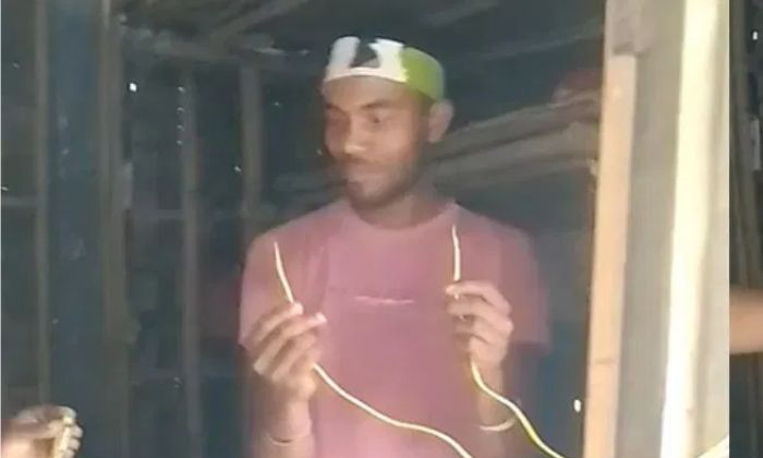  Shocking Video Of Young Man Playing Games With Death With Electric Wires, Viral-TeluguStop.com