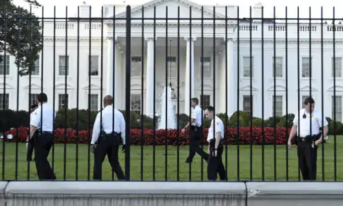  The Person Who Hit The White House Gate Died If Cut, Car Accident, White House,-TeluguStop.com