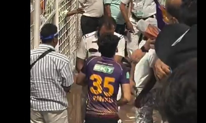  The Police Crushed The Man For Stealing The Ball In The Viral Video Match, Ipl 2-TeluguStop.com