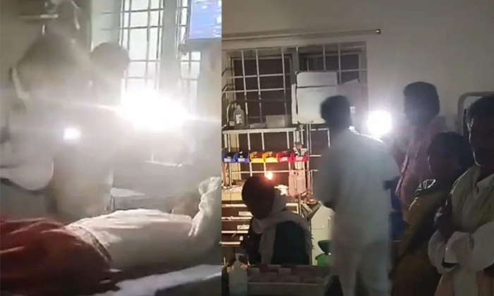  Video Viral Karnataka Doctor Examines Patient Using Mobile Torch Amid Power Cut-TeluguStop.com