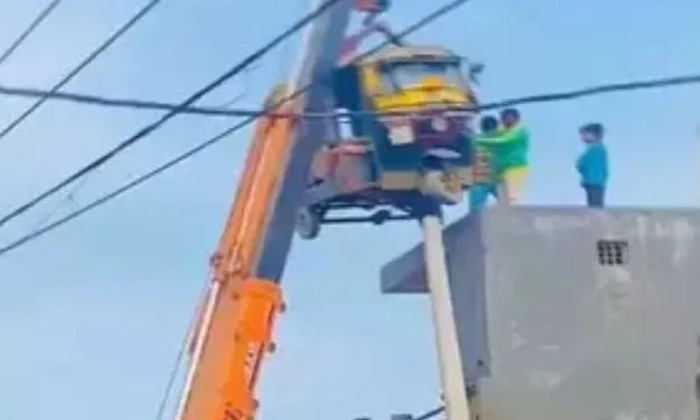  Viral Video Of This Bro Loading The Auto On The House Like That, Auto Driver, N-TeluguStop.com