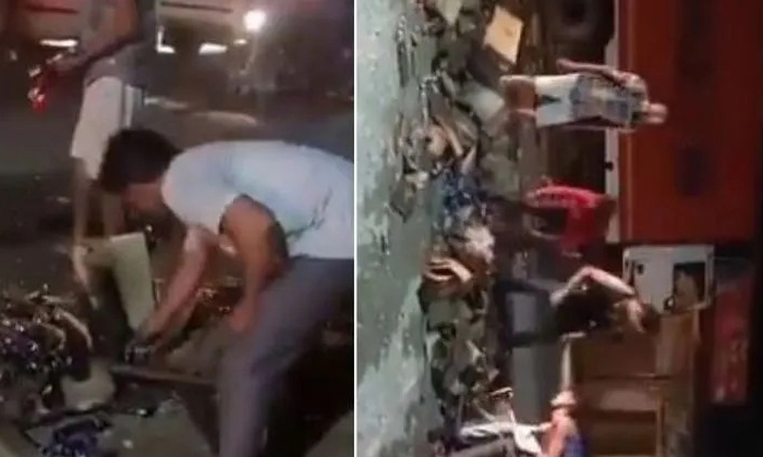  Viral Video Shows A Person Waiting For Help On The Road People Carrying Liquor B-TeluguStop.com