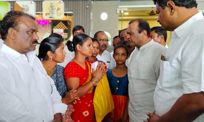  Minister Komati Reddy Supports Children Who Have Lost Their Father ,yadadri Bhu-TeluguStop.com