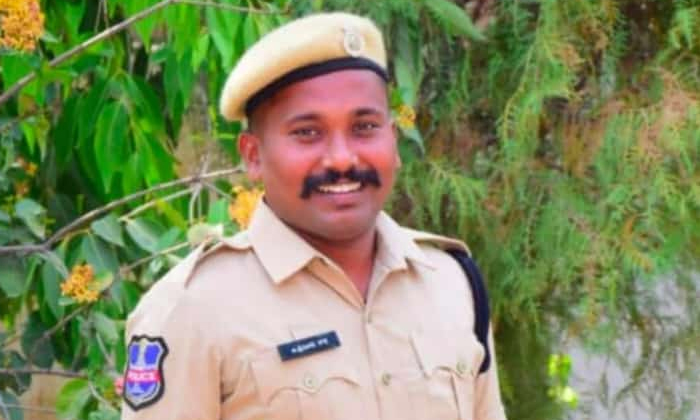  Constable Srinivas Gave Cpr Saved Life Of A Woman, Constable Srinivas ,cpr ,save-TeluguStop.com