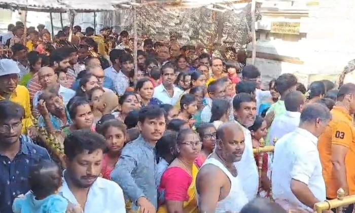  Devotees Rush In Yadadri Temple, Devotees Rush ,yadadri Temple, Yadadri Bhuvanag-TeluguStop.com