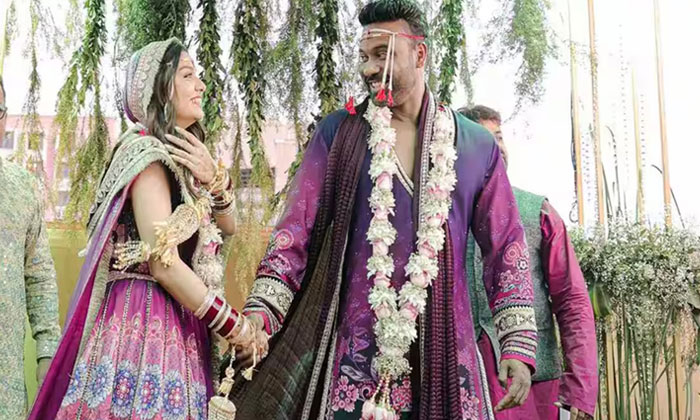  Divya Agarwal Deletes Wedding Pics Apurva Padgaonkar Sparks Divorce Rumours, Div-TeluguStop.com