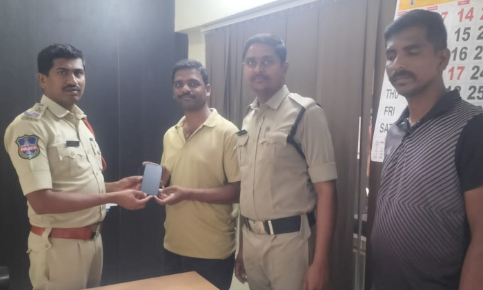  Police Found The Lost Phone With Ceir Technology And Handed It Over To The Victi-TeluguStop.com