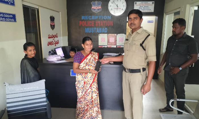  Police Handed Over The Lost Mobile Phone To The Victim Through Ceir, Police , Lo-TeluguStop.com