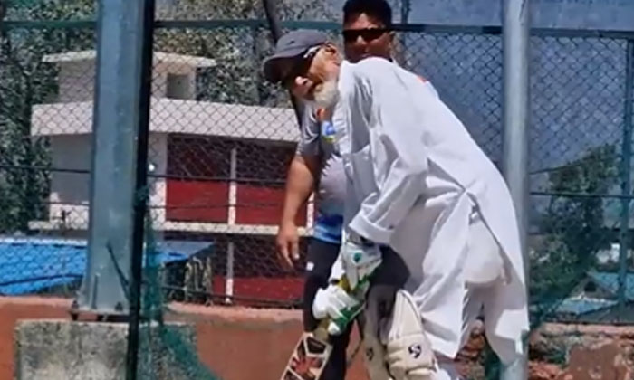  Kashmiri Grandfather Playing Cricket With Boys Even At 102 Years Viral-TeluguStop.com