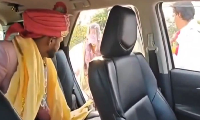  Viral Video: Newly Married Couple Riding A Bike In Mandutenda In Wedding Clothes-TeluguStop.com