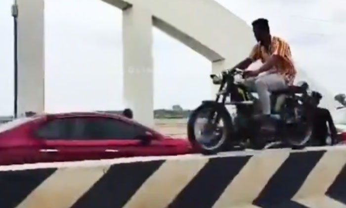  A Person Who Rode A Bike On The Road Divider , If You See The Video.., Young Ma-TeluguStop.com