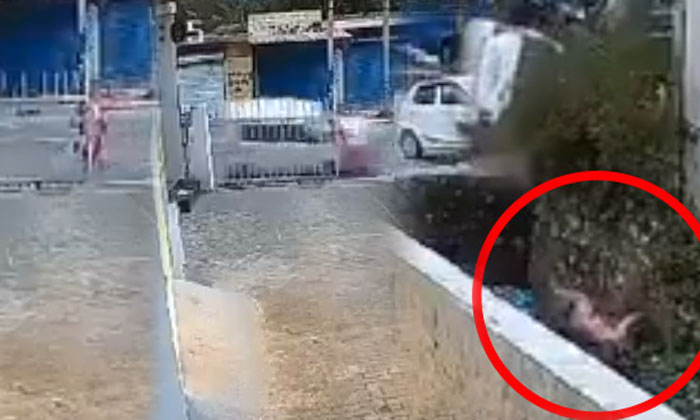  A Car Carrying A Mother's Child Along With Her Eyelid, Accident,viral Latest, Vi-TeluguStop.com