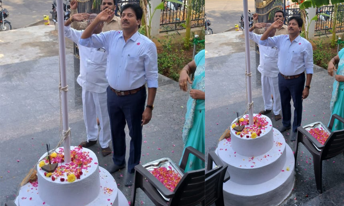  Additional Collector Khemya Naik Hoisted The National Flag, Additional Collector-TeluguStop.com