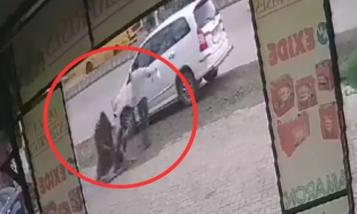  After The Viral Video Came To Light, A Woman Was Kidnapped On The Road After Bei-TeluguStop.com