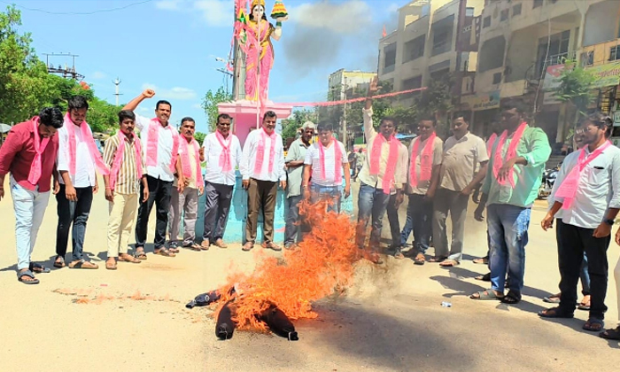  Brs Leaders Burnt Effigy Of Jagityala Mla Joining In Congress Party, Brs Leaders-TeluguStop.com