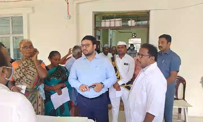  Collector's Surprise Inspection In Area Hospital, Collector ,tejas Nandlal Pawa-TeluguStop.com