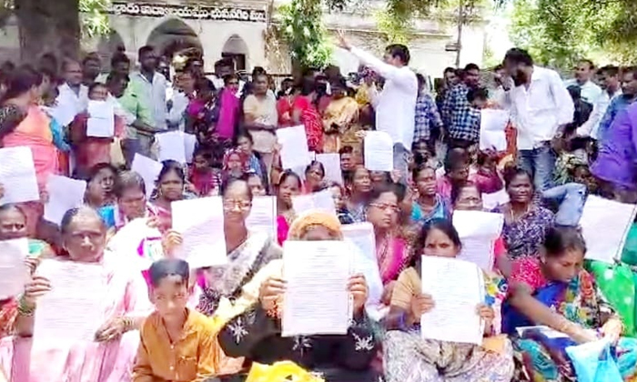  Dharna For Double Bedroom Beneficiaries , Singannagudem, Mmaro Office-TeluguStop.com