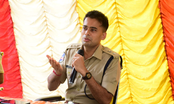  Don't Ruin Your Life By Consuming Ganja: District Sp Akhil Mahajan ,: District-TeluguStop.com