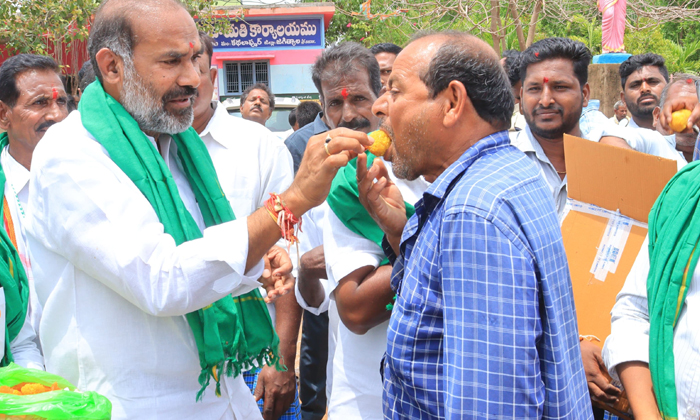  Government Whip Fed Sweets To Farmers In Celebration Of Farmer Loan Waiver , Rev-TeluguStop.com