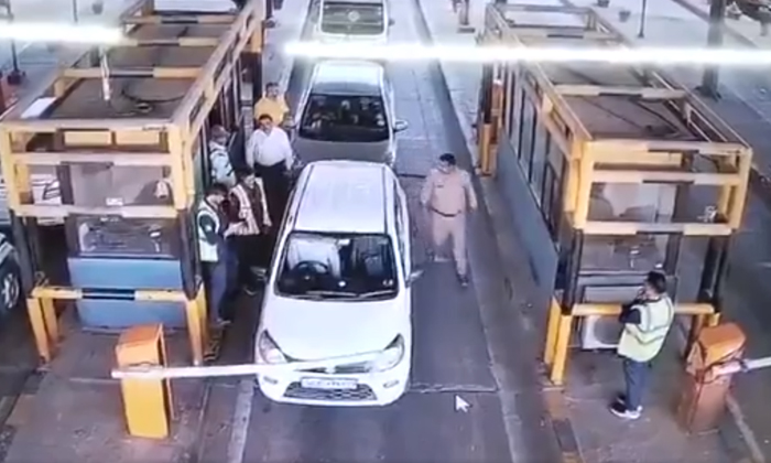  Greater Noida Dadri Luharli Toll Plaza Police Officer Misbehavior With Toll Staf-TeluguStop.com