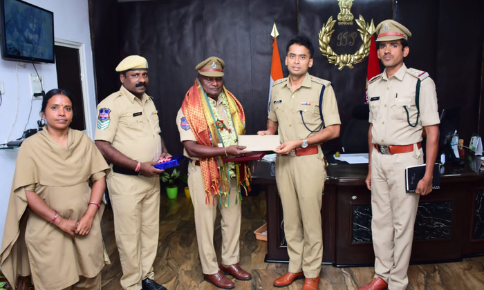  Home Guard Devaraj, Who Is Retiring, Was Bid Farewell At The District Police Off-TeluguStop.com