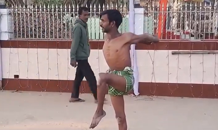  Is The Young Man Who Is Popular With Yoga On The Street Surpassing Ramdev Baba,-TeluguStop.com