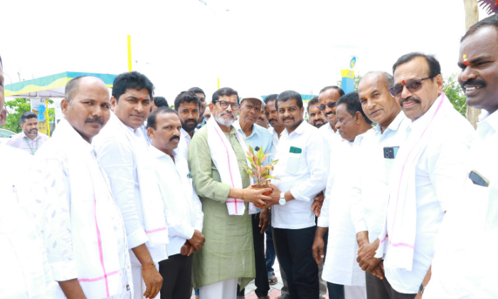  Konduri Congratulated Blood Donor Giridhar Reddy By Giving A Plant As A Gift, Ko-TeluguStop.com