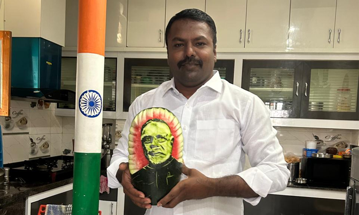  Modi Portrait On Watermelon By Carving Artist Shyamanthula Anil, Modi Portrait ,-TeluguStop.com