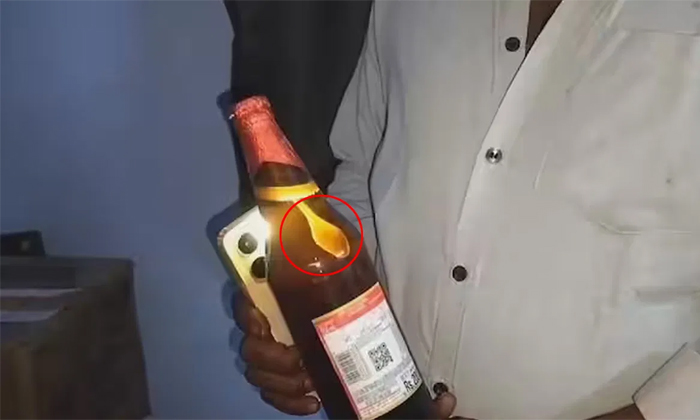  Plastic Spoon Appears In Beer Bottle In Dhone City Viral Details, Beer, Plastic-TeluguStop.com