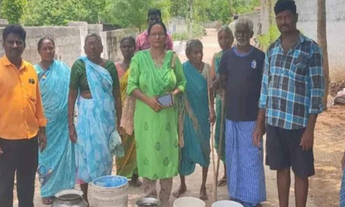  Protest With Empty Buckets For Water, Protest ,empty Buckets , Water, Drinking W-TeluguStop.com