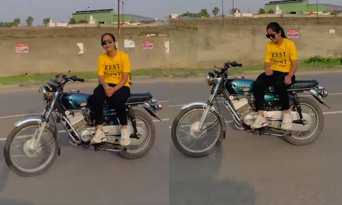  Pune Woman Rides Bike Hands-free For Deadly Stunt Video Viral Details, Viral Vid-TeluguStop.com
