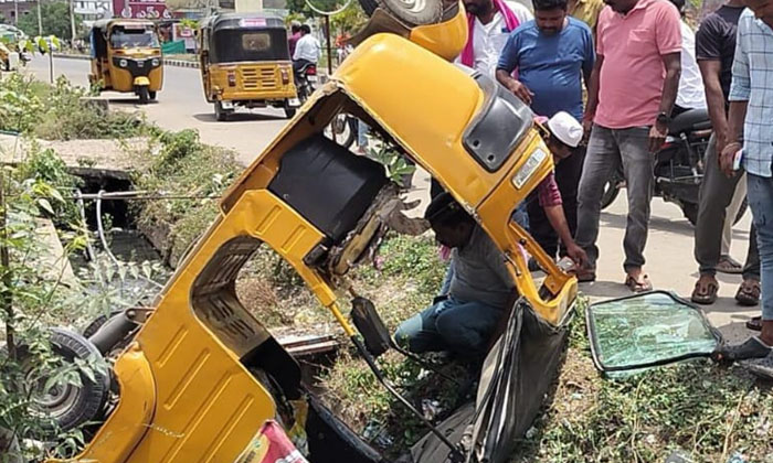  Car Auto Collision.. Four Injured.. Transferred To Hospital-TeluguStop.com
