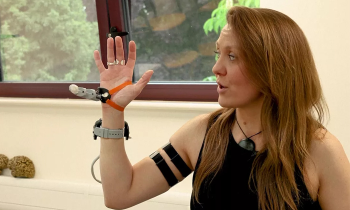  Robotic Third Thumb Tested By Cambridge University Make One-handed Task Easier D-TeluguStop.com