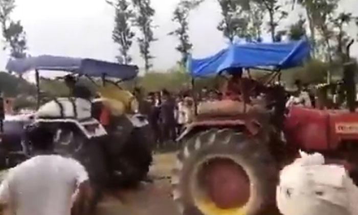  Shocking Video Tractors Bet.. Sacrificed Life Before Eyes.,viral Video, Tractors-TeluguStop.com